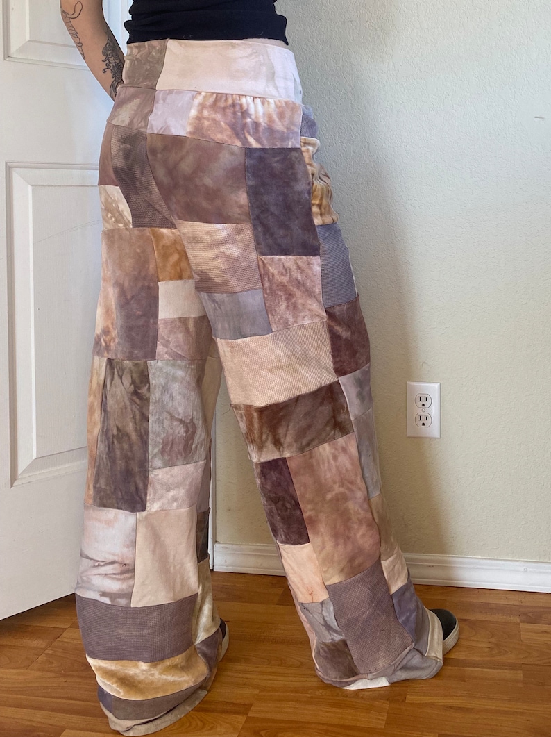 K&ouml;nnte beinhalten: Weite Patchwork-Hose in Braun-, Beige- und Graut&ouml;nen. Die Hose besteht aus verschiedenen strukturierten Stoffen, die ein einzigartiges, geometrisches Muster bilden. Der Bund ist einfarbig beige.