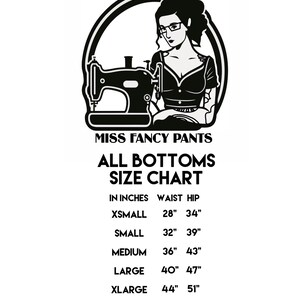 Op de afbeelding: Een zwart-wit afbeelding met een persoon met een bril achter een naaimachine in een cirkelvormig kader. Onder de afbeelding staat de tekst MISS FANCY PANTS ALL BOTTOMS SIZE CHART, gevolgd door een tabel met taille- en heupmaten in inches voor de maten XSMALL tot en met XXLARGE.