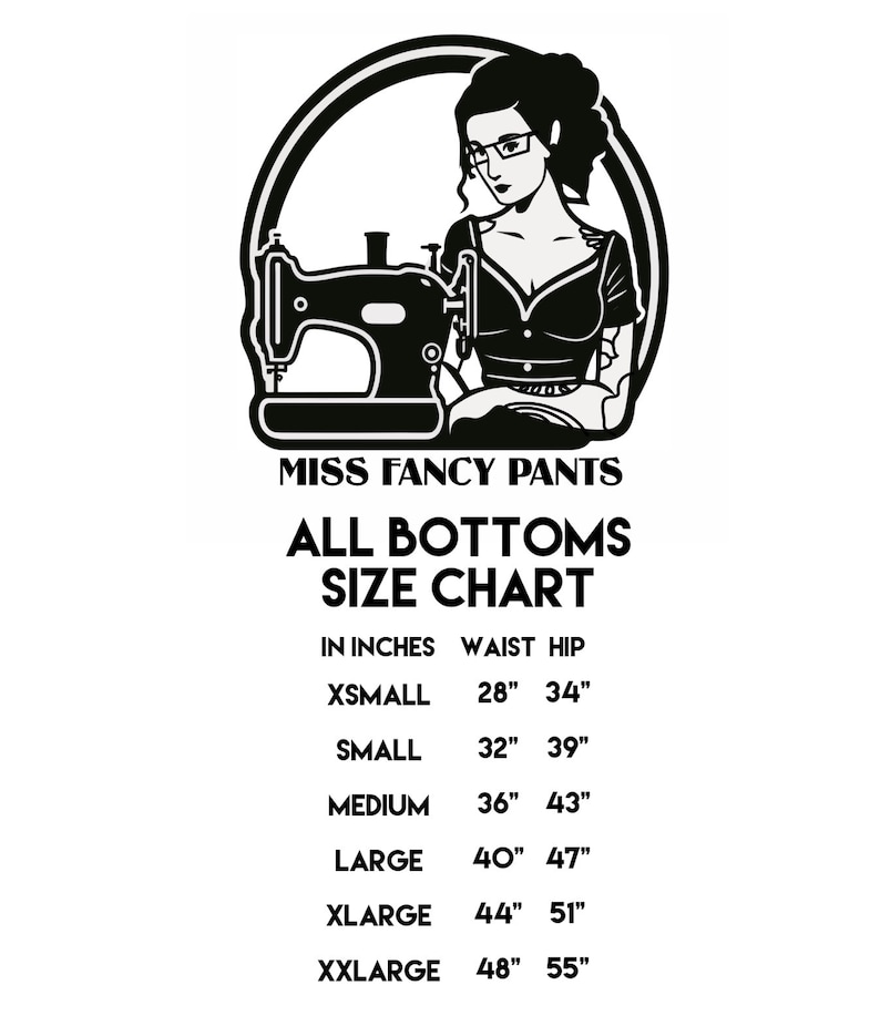 Op de afbeelding: Een zwart-wit afbeelding met een persoon met een bril achter een naaimachine in een cirkelvormig kader. Onder de afbeelding staat de tekst MISS FANCY PANTS ALL BOTTOMS SIZE CHART, gevolgd door een tabel met taille- en heupmaten in inches voor de maten XSMALL tot en met XXLARGE.