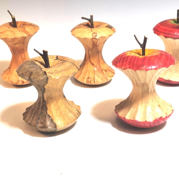 Corazones de manzana tallados a mano en madera