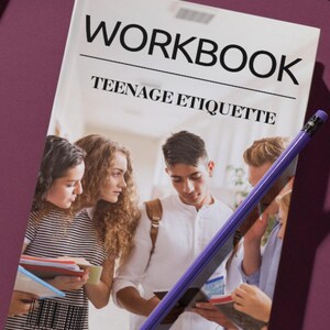 Könnte beinhalten: Ein Arbeitsbuch mit dem Titel „WORKBOOK TEENAGE ETIQUETTE“ mit einer Gruppe von Teenagern, die das Buch betrachten. Ein lila Bleistift liegt auf dem Buch. Die Website AUERSMONT.COM ist sichtbar. Stifte und Bleistifte liegen auf einer lila Oberfläche verstreut.