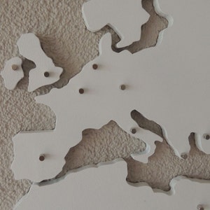 Puede incluir: Un mapa blanco de Europa con chinchetas que marcan diferentes ubicaciones.