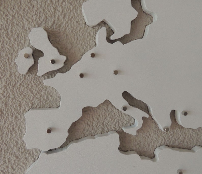Puede incluir: Un mapa blanco de Europa con chinchetas que marcan diferentes ubicaciones.
