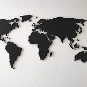 Puede incluir: Una silueta negra del mapa del mundo sobre un fondo blanco.