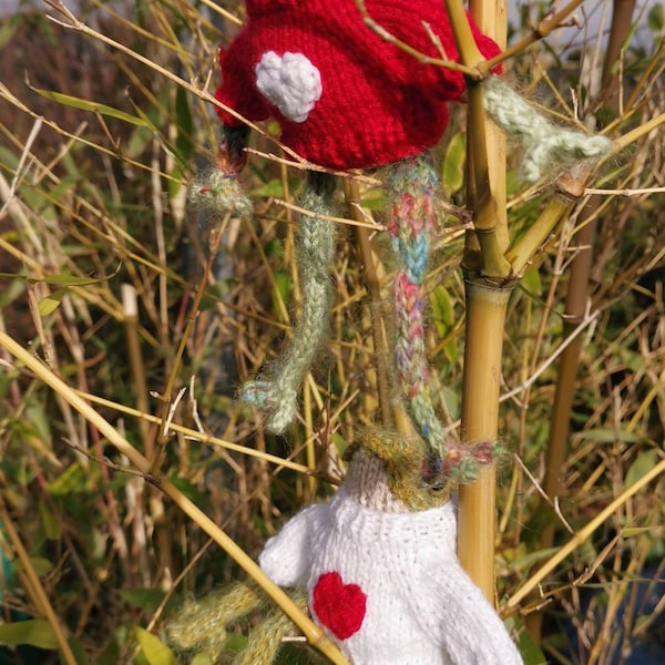 Frog sweater jumper with heart motif. Dot Pebbles, valentines, rhino