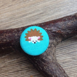 Hedgehog pin button, hedgehog badge, hedgehog gift, party bag, wedding favour, small gift, novelty pin button