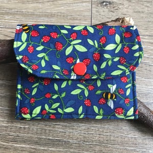 Bolsa cartão morango, bolsa pequena, porta cartão, bolsa abelha, carteira morango, estampa de abelha, presente morango, porta voucher, bolsa infantil