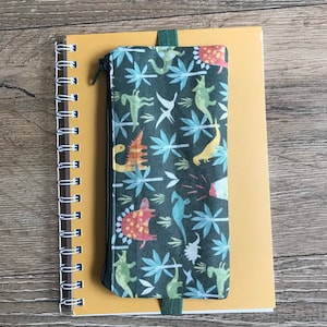 Estojo de lápis de dinossauro, estojo de lápis de caderno, presente de dinossauro, acessórios de dinossauro, volta às aulas, presente para professor, presente para adolescente, aniversário de adolescente, enchimento de meia