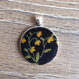 Blumen Anhänger, floralen Schmuck, floral print, Blumen Geschenk, gelbe Blume print, dunkle floral Geschenk, Blumengeschenk, Blumen Schmuck