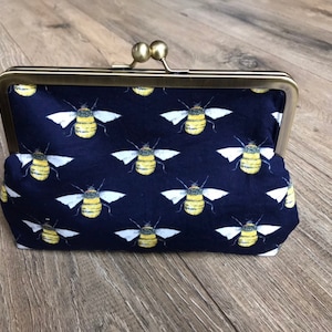 Bienen tasche, Bienen Clutch Tasche, Bienen Abendtasche, Bienen Print, Bienen Geschenk, Kuss Pinch Tasche, Bienen Accessoires, marine Tasche, Bienen Liebhaber Geschenk, Abendtasche