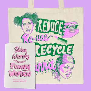 Puede incluir: Una bolsa de tela blanca con un diseño verde y rosa. La bolsa presenta las palabras "Reduce, Reutiliza, Recicla" e ilustraciones de mujeres. La bolsa también incluye un pequeño libro con el título "Wise Words from Funny Women".