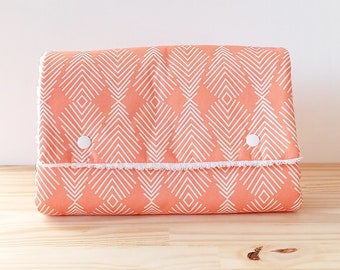 Pochette à langer nomade - corail imprimé chevrons - éponge blanche en coton biologique