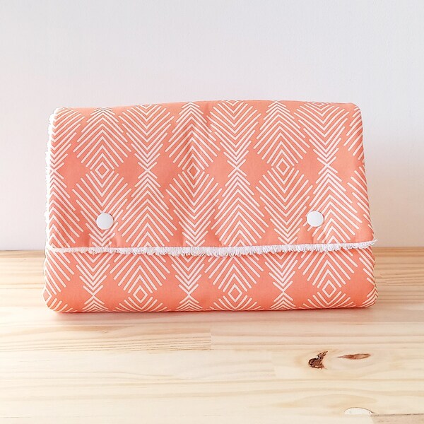 Pochette à langer nomade - corail imprimé chevrons - éponge blanche en coton biologique