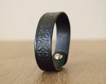 Schwarzes Lederarmband,Schwarz Leder Armspange,Echtes Lederarmband,Leder Armband,Pflanzlich gegerbtes Leder Manschette,Manschette punziert