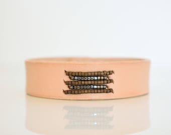 Punho de couro bege, pulseira de miçangas, pulseira de couro não tingido, pulseira de couro, punho de couro natural, frisado, pulseira, punho de contas, punho de couro
