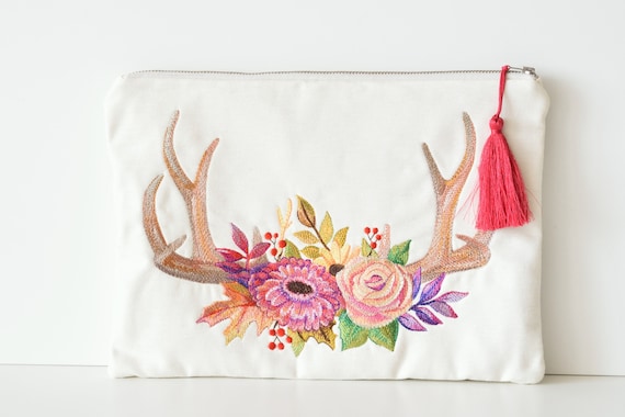 花刺繍付きピンククラッチポーチ 花刺繍付きピンククラッチポーチ