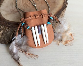 Bolsa de remédios marrom, bolsa de remédios, colar de couro, colar boho, colar turquesa, colar de ametista, colar howlite, colar de festival