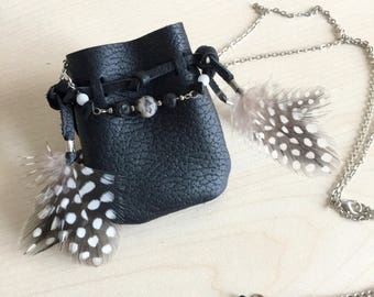 Bolsa de remédios preta, bolsa de remédios de couro, colar de couro preto, colar boho, colar de ônix, colar de lava, colar de jaspe, colar de penas