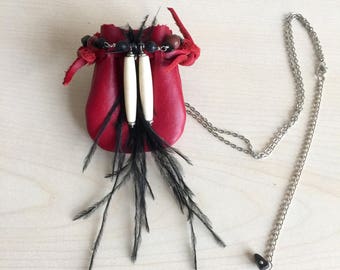 Bolsa de remédios de couro vermelho, bolsa de remédios, colar de couro vermelho, colar boho, colar de ônix, colar de marfim, colar de jaspe, colar de penas