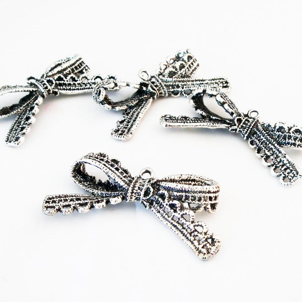 BP110 - Large Breloque Patterned Knot Shape Aged Silver Lace / Antiqued Vintage Silver Romantic Lace Style Knot Pendant