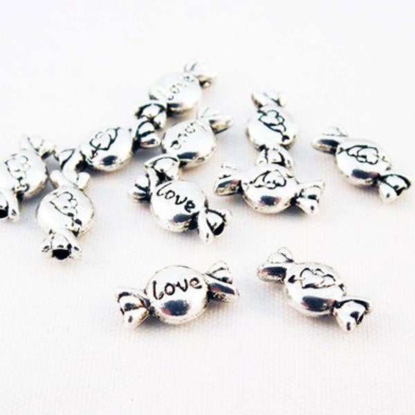 ISP19 - Lot 45 petites perles breloques en forme Bonbon "Love" et Coeur Argenté /  50 Pieces Vintage Silver Candy Heart "Love" Spacer Beads