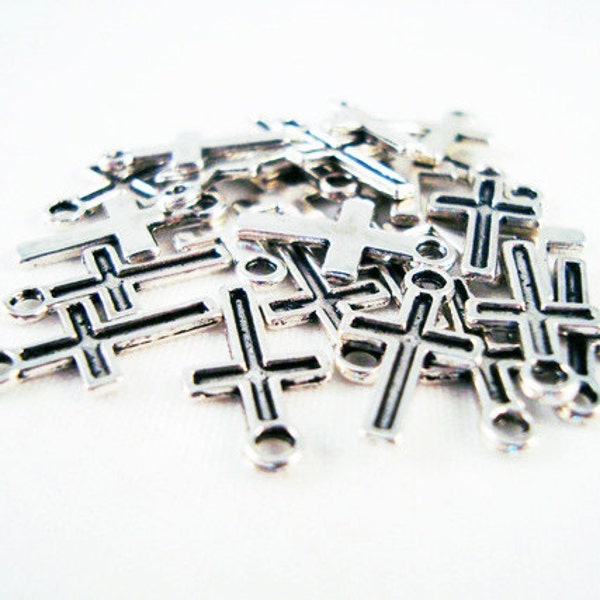 BCP13 - Lot de petites Breloques Pendentifs Croix en Argent Vieilli / Antiqued Vintage Silver Tone miniature Cross Charms Pendants