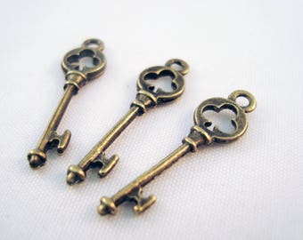 BJ30 - Lot of 3 Bronze Clover Charms in the shape of a Key and Poker Clover Playing Card