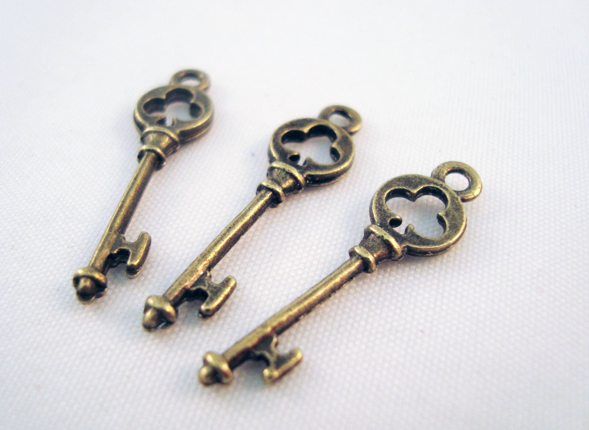 BJ30 - 鍵とクローバーのポーカー トランプの形をしたブロンズ クローバー チャーム 3 個セット - Etsy 日本