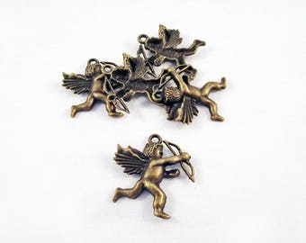 BDP85 - Lot de 7 Breloques Pendentif Ailes Ange Cupidon Arc Flèche Coeur de couleur Bronze