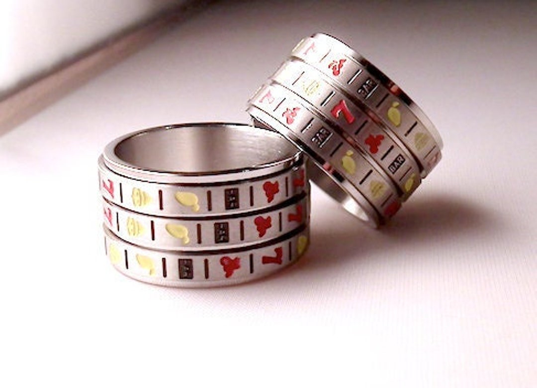 A0721S - Ring Steel Rotating Anti-stress Poker Cards Play Casino
