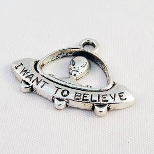 BDP45 - UFO Alien &quot;I WANT To BELIEVE&quot; skeleton pendant Tibetan silver