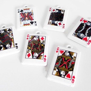 E15 - Dame Roi Trèfle Pique Coeur Carreaux Cartes Poker Métal blanc / White Queens Kings Spades Clubs Hearts Diamonds Charms Pendants