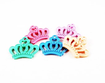 HEV61 - Lot de 5 breloques Pendentifs Charms Couronnes Royal à motifs ajourées en Métal de couleur mixtes