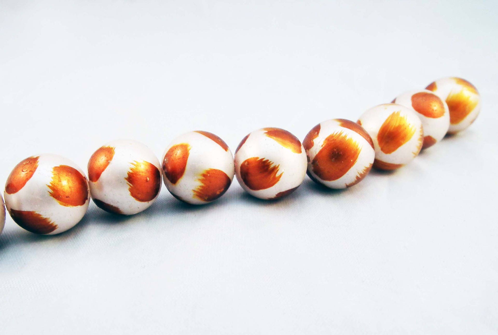 INV102 Rare batch of 10 Glass Pearls Patterns Speckled Leopard Jungle Tribal Orange Reflections White Beige Cream