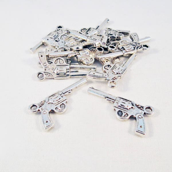 BD70 - Lot of 10 identical charms on both sides Pistol Rifle Star Sheriff Weapon Silver