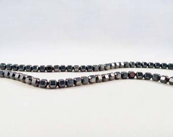 HEV18 - Une enfilade de Perles en Hématite gris noir de forme cubique arrondies de 4mm