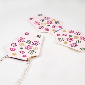 AD21 - Lot de 20 Supports 93mm X 36mm Présentoirs en carton Rose très pâle motifs Fleurs pour Collier ou Bracelet