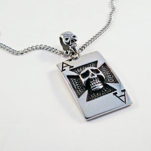 Pendentif Motif Tête de Mort Croix et As de Pique Poker Carte à Jouer Acier / Steel Skull Cross and Ace of Spade Playing Card Casino Pendant