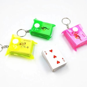 A1222C - Sleutelhanger Miniatuur speelkaarten poker Casino Gokken Blauw Roze Groen Geel / Schattig Mini speelkaartendek sleutelhanger