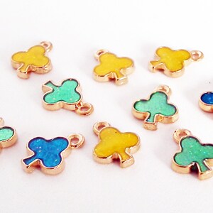 BR16 - Lot de 5 Breloques Pendentifs Trèfles Cartes Poker Nature Monogramme de couleurs mixtes aléatoires jaune vert bleu métal et verre