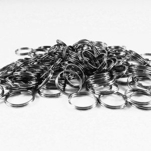 Könnte beinhalten: Ein großer Haufen silberner Schlüsselringe. Die Ringe sind alle gleich groß und aus Metall.