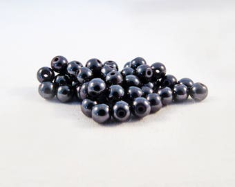 HEV33 - Lot of 30 Round Pearls 4mm in Grey Black Magnetic Hematite