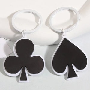 A1122A - Porte-Clés en Acier Trèfle Pique Rouge Noir Poker Cartes à Jouer / 100% Steel Casino Black Ace of Spades or Clubs Cards Keychain