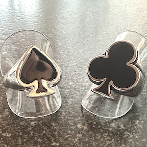 A1122P - Solide Bague en Acier Motif Trèfle ou Pique Noir Poker Cartes à Jouer / Solid Ring 100% Steel Black Club or Spade Casino Pattern