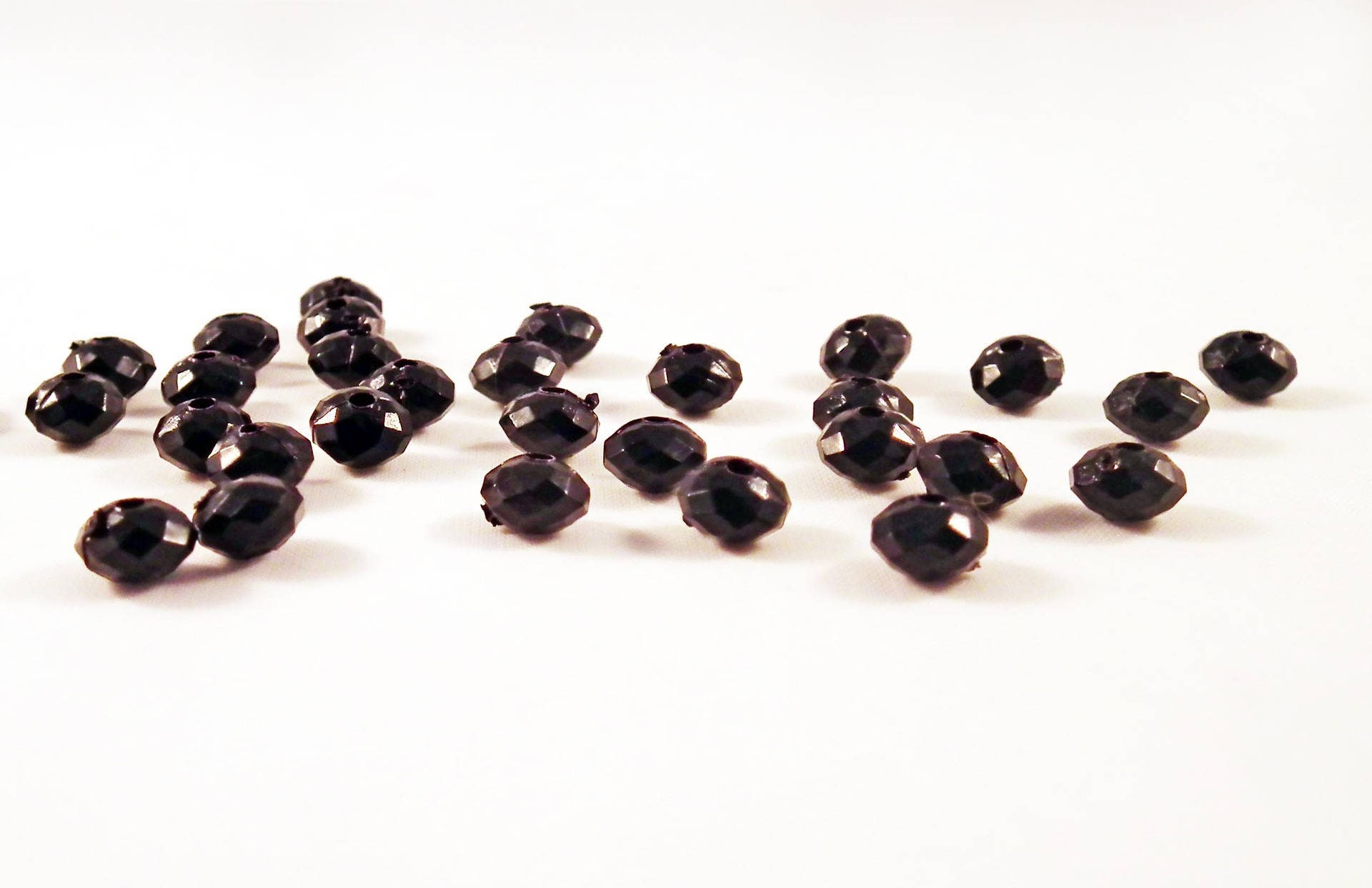 INV44 - Lot of 100 Pearls Retro Saucers With Facets in Black