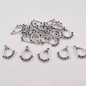 CT53 - Zestaw małych 6-otworowych łączników w kształcie kropli z ażurowym wzorem koronki w kolorze postarzanego srebra