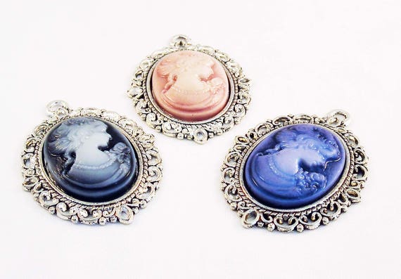 Pendentif Camée Rose – Cabochon Portrait – Résine – Bijou Vintage