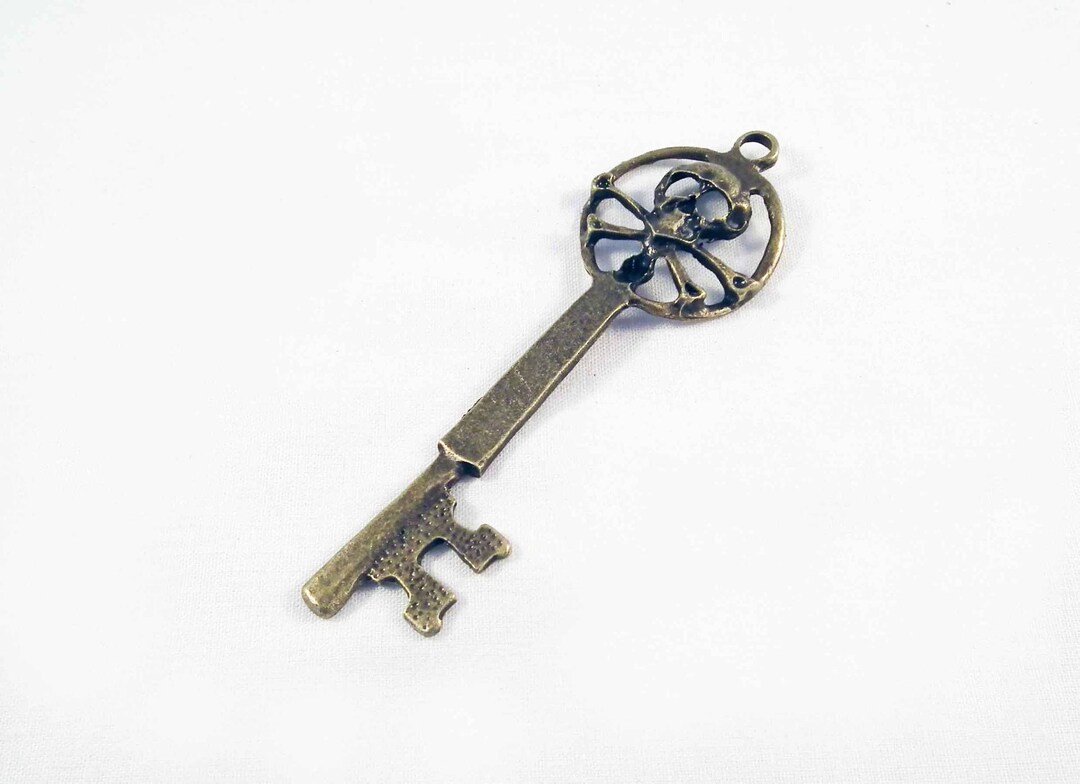 Tm38 Key TM38 - Large Charm Pendant Key and Skull Color Bronze Antique Rudder ...