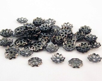 CC06 - Calottes GunMetal Gris Foncé en forme de Fleur de 6mm de diamètre / Gunmetal Dark Grey 6mm diameter Flower Bead Caps.