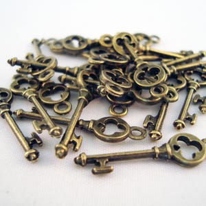 BJ32 - Breloques Trèfle ou Pique Argent ou Bronze en forme de Clé et Carte Trèfle Poker / Key Clubs or Spades Luck Casino Silver or Bronze